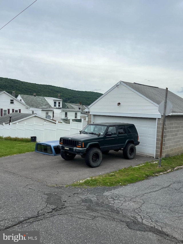 718 W Pine St, Shamokin, PA 17872 - garage with driveway