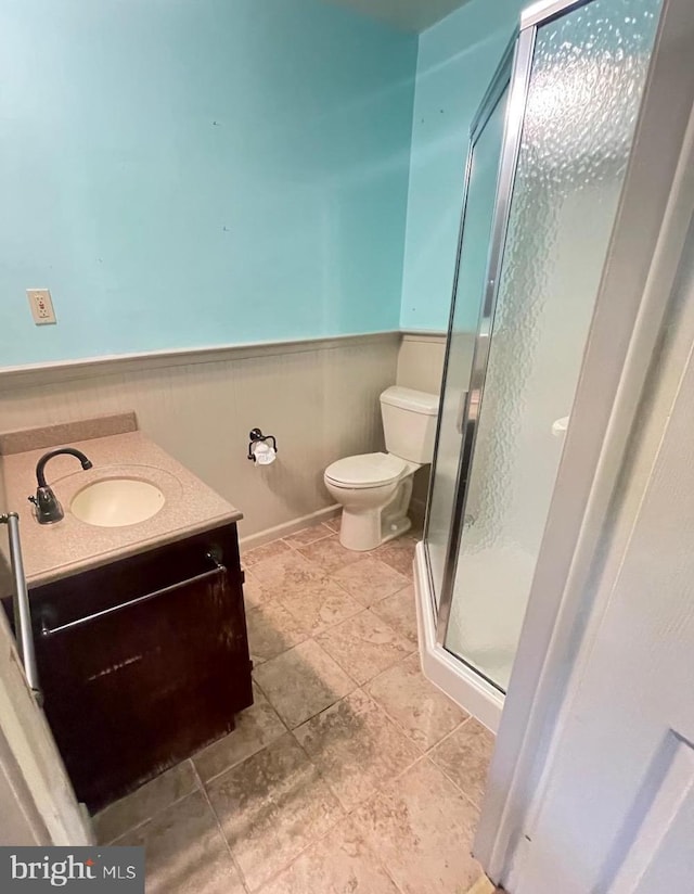 604 Ivystone Ln, Cinnaminson, NJ 08077 - full bathroom featuring toilet, vanity, a shower stall, and wainscoting