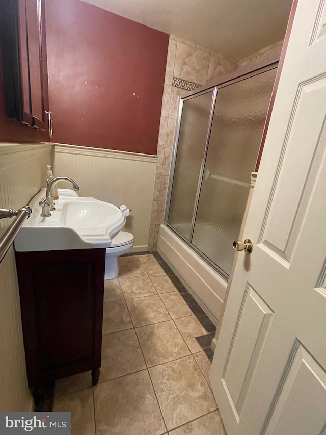 604 Ivystone Ln, Cinnaminson, NJ 08077 - bathroom with toilet, a wainscoted wall, vanity, bath / shower combo with glass door, and tile patterned floors