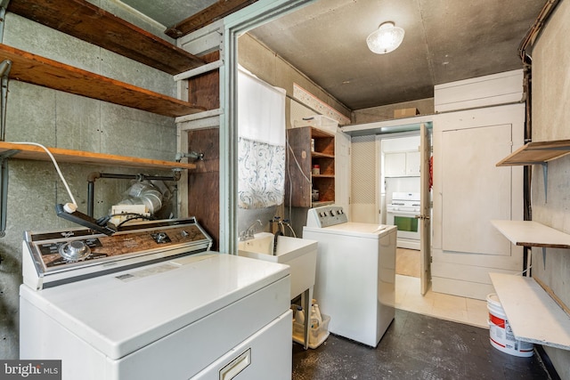 2000 Longview Ct, Baltimore, MD 21237 - laundry area featuring washing machine and dryer