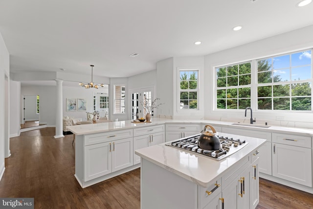 5204 Muirfield Dr, Ijamsville, MD 21754 - kitchen with stainless steel gas cooktop, a sink, healthy amount of natural light, a peninsula, and recessed lighting
