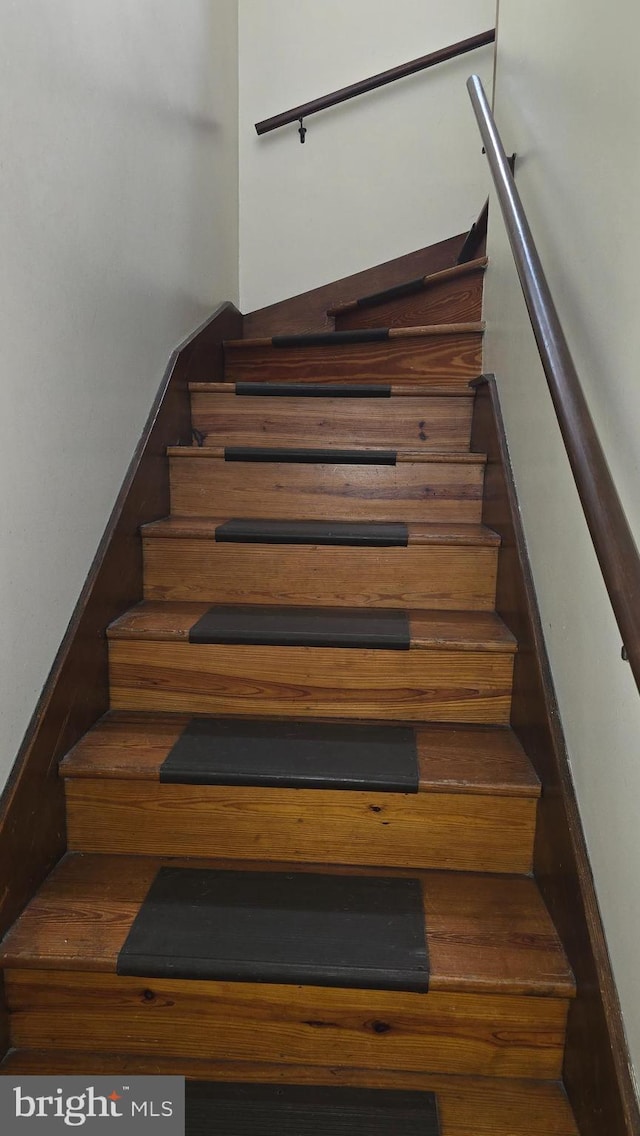 2103 W Trindle Rd, Carlisle, PA 17013 - view of staircase