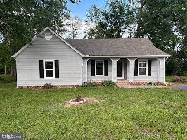 524 Halleck St, Fredericksburg, VA 22407 - single story home featuring a porch, a front yard, roof with shingles, and crawl space