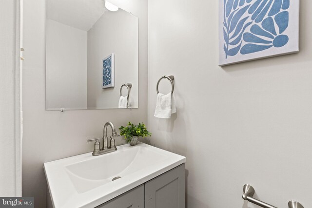 2825 Cambridge Dr, Woodbridge, VA 22192 - bathroom featuring vanity
