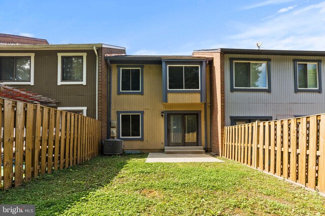 2825 Cambridge Dr, Woodbridge, VA 22192 - rear view of house featuring a fenced backyard