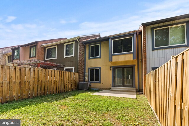 2825 Cambridge Dr, Woodbridge, VA 22192 - back of house featuring a fenced backyard