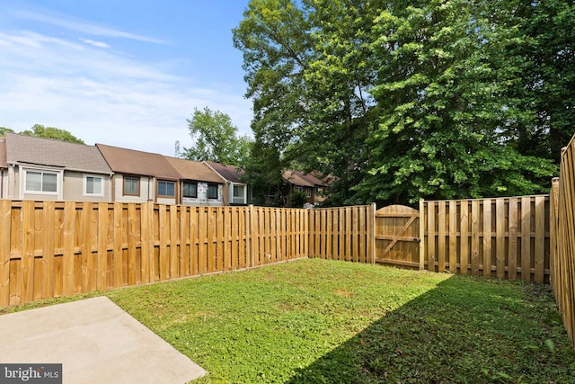 2825 Cambridge Dr, Woodbridge, VA 22192 - fenced backyard featuring a gate and a patio