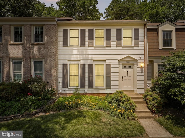 9664 Masterworks Dr, Vienna, VA 22181 - townhome / multi-family property with a lawn
