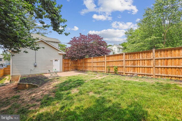2142 N Dinwiddie St, Arlington, VA 22207 - fenced backyard featuring a patio area