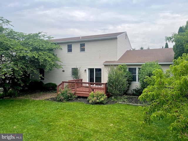 28 Willow Way Dr, Enola, PA 17025 - back of property with a wooden deck and a yard