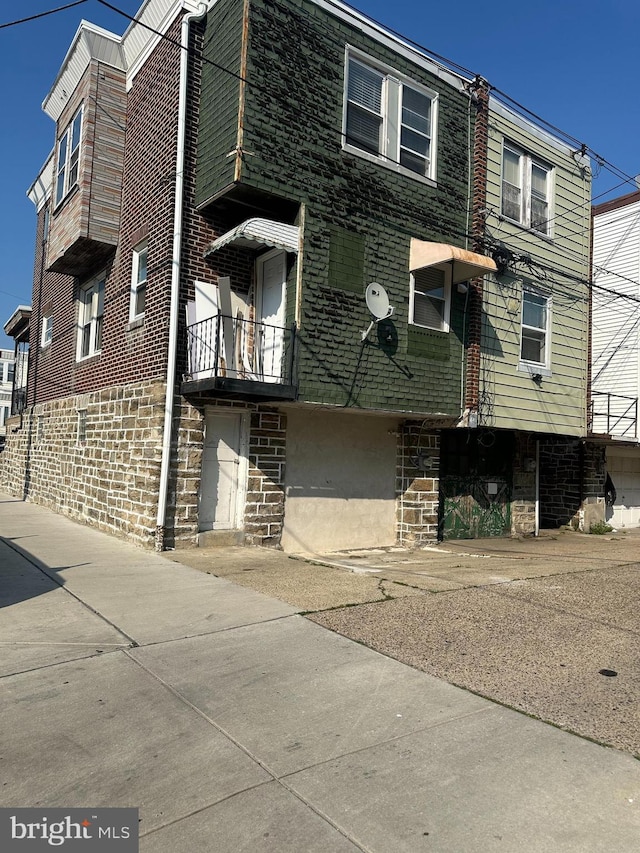 528 E Cheltenham Ave, Philadelphia, PA 19120 - view of front facade with stone siding