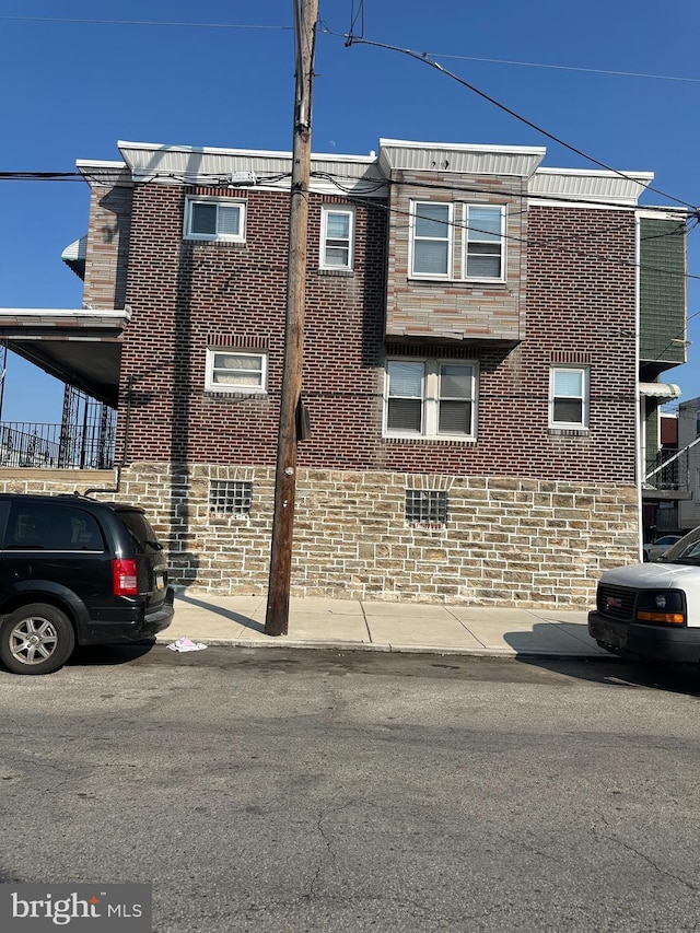 528 E Cheltenham Ave, Philadelphia, PA 19120 - view of front of home featuring brick siding