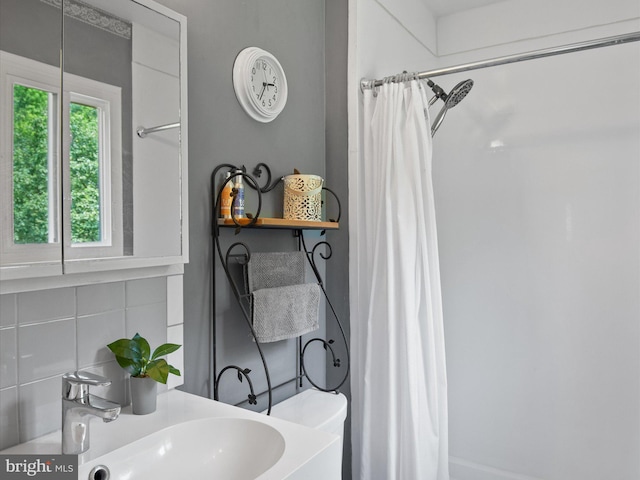 635 Teton Ct, Lothian, MD 20711 - full bath featuring tasteful backsplash, a sink, toilet, and shower / bathtub combination with curtain