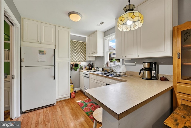 133 S Prospect Ave, Baltimore, MD 21228 - kitchen featuring white appliances, a sink, light wood-style flooring, a peninsula, and decorative light fixtures