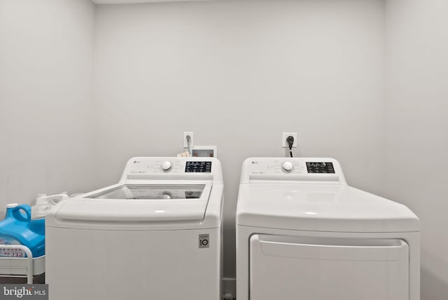 7816 Wendy Ridge Ln, Annandale, VA 22003 - laundry room with washer and clothes dryer