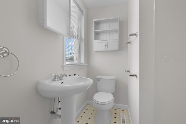 1712 W 14th St, Wilmington, DE 19806 - half bath featuring toilet and baseboards