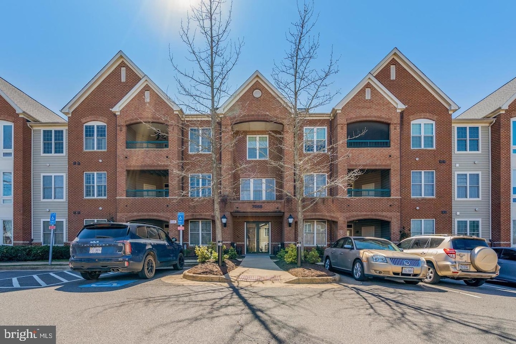 7065 Heritage Hunt Dr Unit 309, Gainesville, VA 20155 - view of building exterior featuring uncovered parking