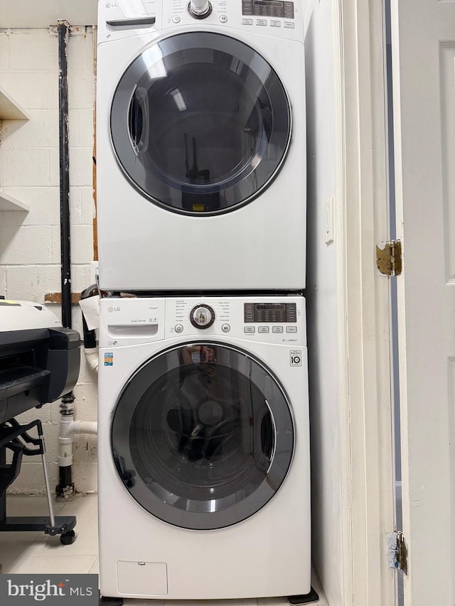 231 E Juniper Ave, Sterling, VA 20164 - laundry area with stacked washer / dryer and concrete block wall