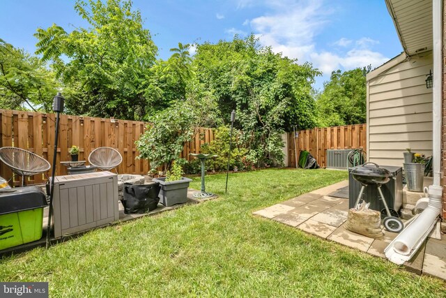 2821 Banks Ct, Dumfries, VA 22026 - fenced backyard featuring a patio