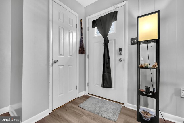 2821 Banks Ct, Dumfries, VA 22026 - foyer featuring wood finished floors