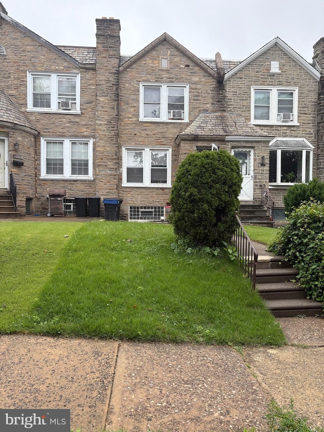 3537 Chippendale Ave, Philadelphia, PA 19136 - view of front of house featuring entry steps and a front lawn