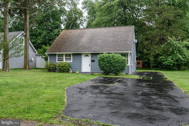 1075 Fireside Ave, Trenton, NJ 08618 - cape cod house featuring a front yard and roof with shingles