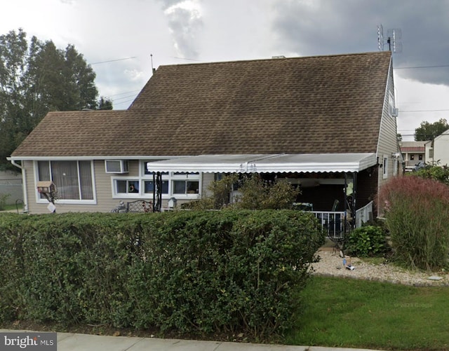 87 Vermillion Ln, Levittown, PA 19054 - back of property featuring a shingled roof