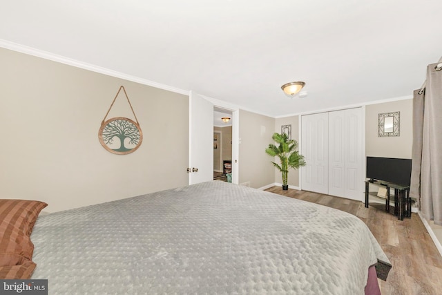 12535 Rockdale Rd, Clear Spring, MD 21722 - bedroom featuring wood finished floors, crown molding, and a closet