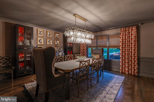 8 Rockland Vue Ct, Towson, MD 21204 - dining area featuring wood finished floors, crown molding, and a chandelier