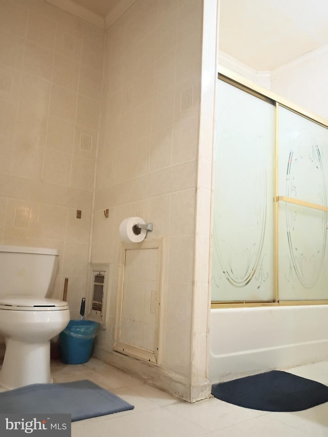 916 S Carey St, Baltimore, MD 21223 - full bath with tile walls, bath / shower combo with glass door, crown molding, and tile patterned flooring