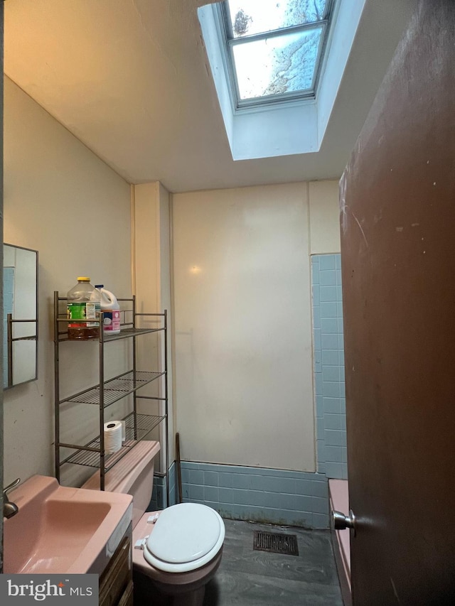 1206 Lakeshore Dr, Camden, NJ 08104 - bathroom featuring wood finished floors and a skylight