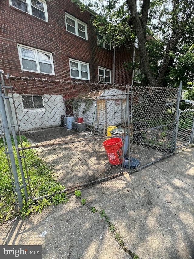 1206 Lakeshore Dr, Camden, NJ 08104 - view of gate