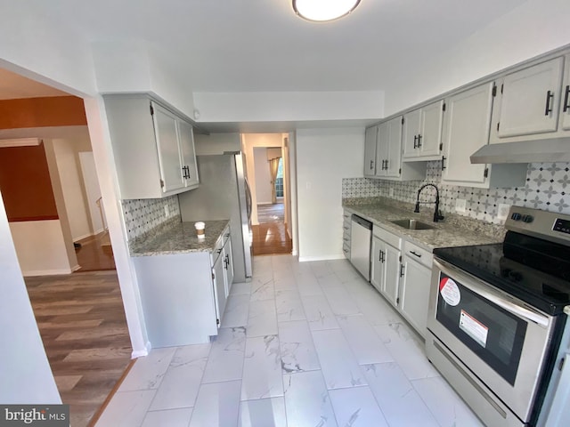 3200 Foothill St, Woodbridge, VA 22192 - kitchen with stainless steel appliances, under cabinet range hood, a sink, baseboards, and light stone countertops