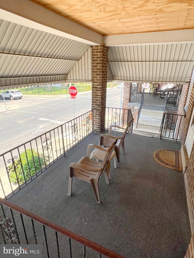 635 N 67th St, Philadelphia, PA 19151 - view of sunroom / solarium