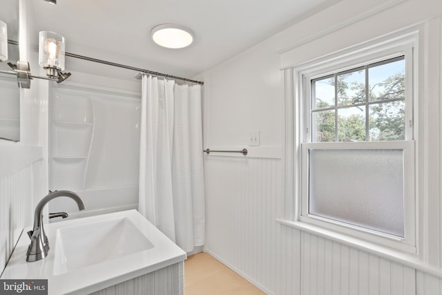 1029 Pennsylvania Ave, Hagerstown, MD 21742 - bathroom featuring curtained shower and vanity