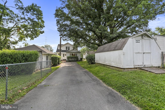 1029 Pennsylvania Ave, Hagerstown, MD 21742 - view of front facade featuring a storage shed, a gambrel roof, and roof with shingles