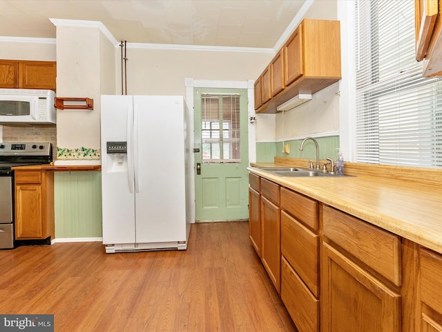 526 W Potomac St, Brunswick, MD 21716 - kitchen with white appliances, light wood-style flooring, crown molding, tasteful backsplash, and light countertops