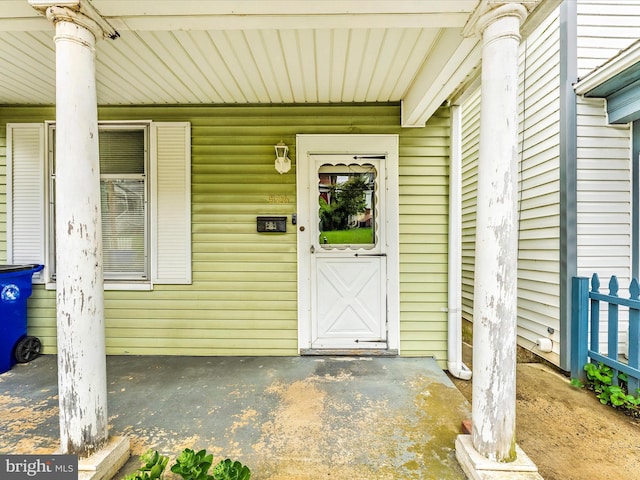526 W Potomac St, Brunswick, MD 21716 - doorway to property featuring a porch