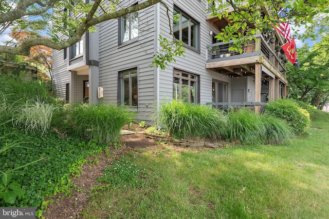 16 Spa Creek Lndg, Annapolis, MD 21403 - view of side of property with a balcony and a lawn