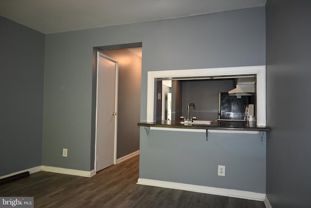 85 Park Vallei Ln Unit 85, Brookhaven, PA 19015 - kitchen featuring dark wood-type flooring, fridge, a breakfast bar, dark countertops, and under cabinet range hood
