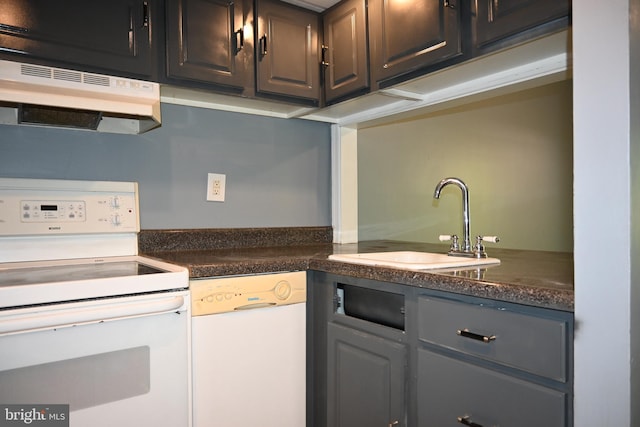 85 Park Vallei Ln Unit 85, Brookhaven, PA 19015 - kitchen with white appliances, under cabinet range hood, and dark countertops