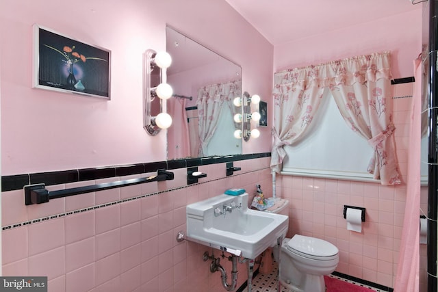 6602 8th Ave, Hyattsville, MD 20783 - bathroom featuring tile walls and a wainscoted wall