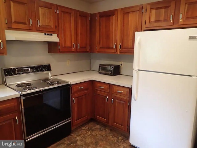 138 Banbury Dr, Bushkill, PA 18324 - kitchen with freestanding refrigerator, range with electric cooktop, under cabinet range hood, and light countertops