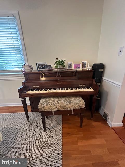 710 Wildell Rd Unit 108, Drexel Hill, PA 19026 - living area with light wood-style flooring and baseboards