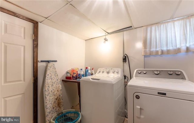 3324 Golf Course Rd, Allentown, PA 18104 - laundry area with washer and dryer