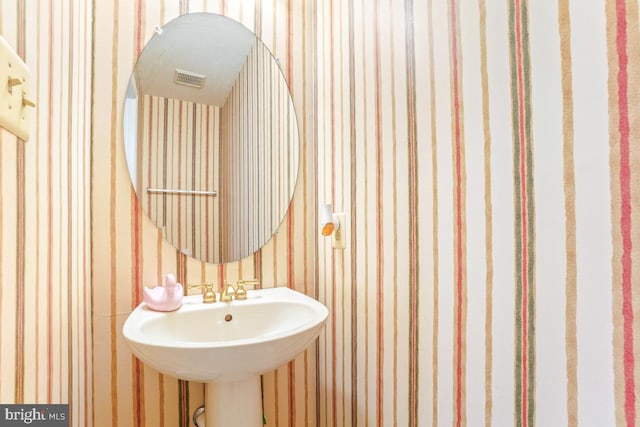 2363 Ashford Dr, Waldorf, MD 20603 - bathroom featuring wallpapered walls