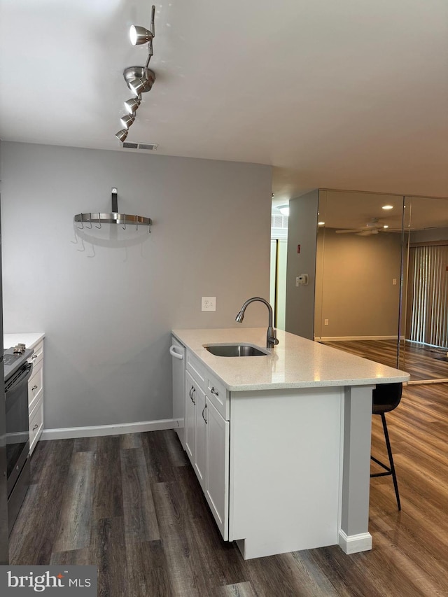 225 Barclay Ct, West Deptford, NJ 08051 - kitchen with a sink, a peninsula, dark wood finished floors, range, and a kitchen bar