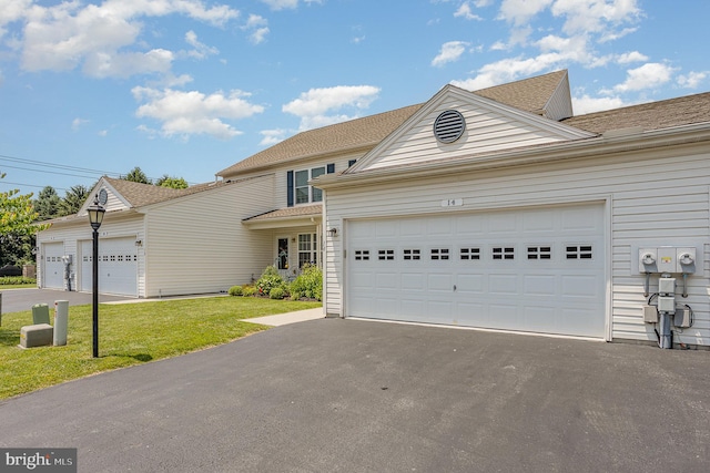 14 Cedarfield Dr, Gettysburg, PA 17325 - traditional-style home featuring asphalt driveway, a front yard, and a shingled roof