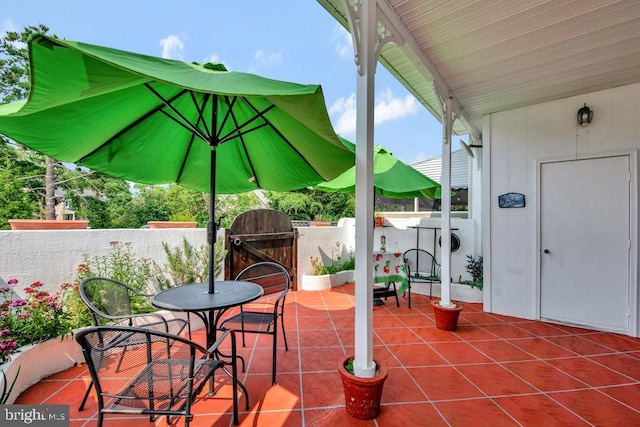 1312 Cedar Park Rd, Annapolis, MD 21401 - fenced backyard with a gate and a patio