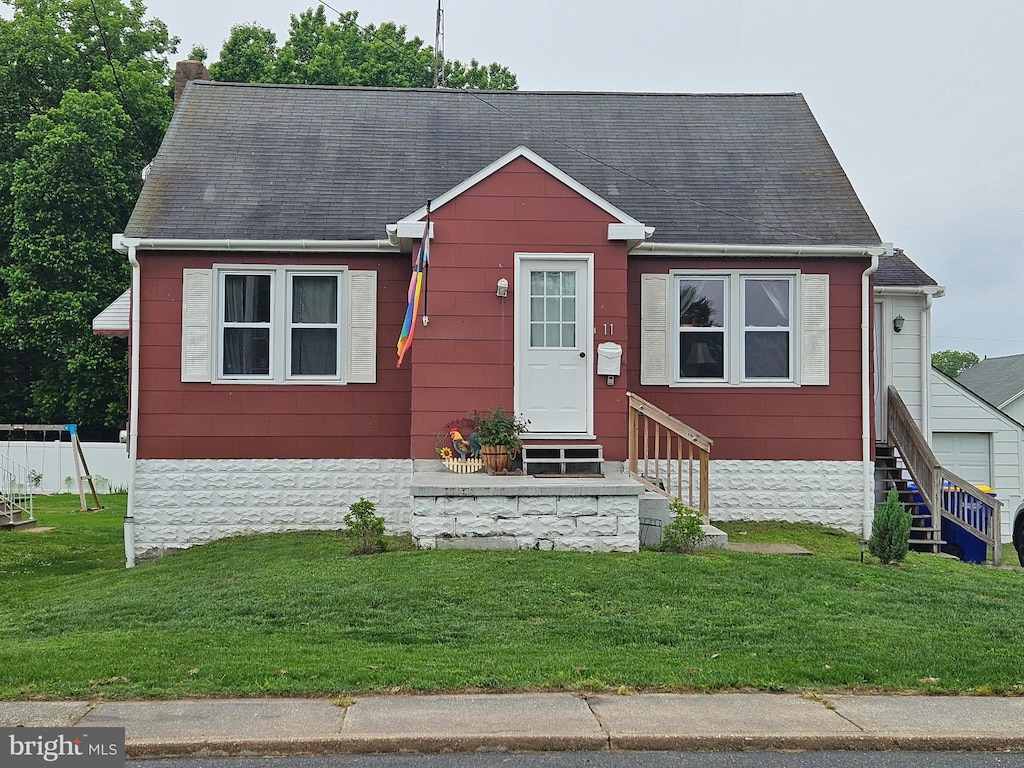11 Simpson St, Harrington, DE 19952 - view of front of house with a front yard and a shingled roof